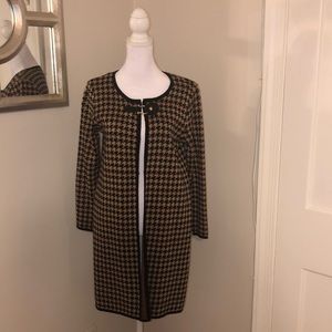 NWT. Anne Klein camel Houndstooth with leather snap sweater coat